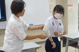 包帯法【巻軸帯】（人間科学科2年生） - 京都府立京都八幡高等学校